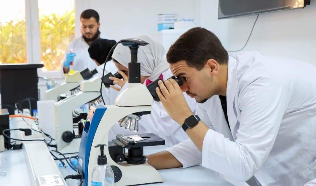برنامج-علوم-المختبرات-السريرية-e1723455302218.jpg